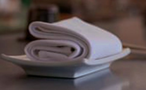 西餐禮儀餐巾的使用